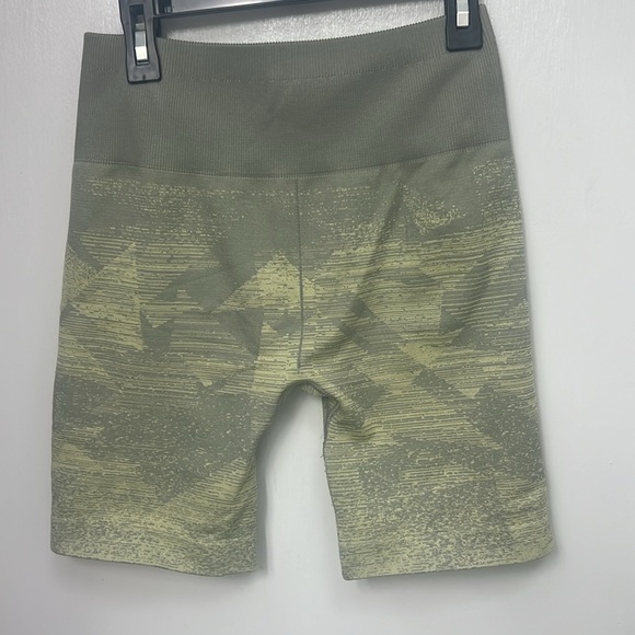 150. Gymshark Adapt Ombre Seamless Shorts Triangle | Taupe Grey Print, 5” inseam - Picture 2 of 10